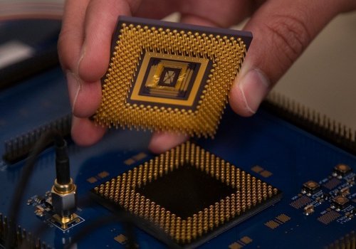 Первый гибридный мемристорный чип позволяет напрямую обрабатывать ИИ на небольших устройствах